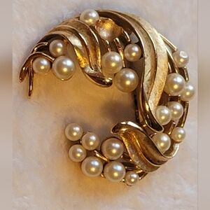 Vintage TRIFARI Gold Tone Faux Pearl Floral Leaf‎ Brooch/Pin